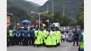 성주 사드기지 공사 자재 반입 재개…‘공사 중단하라’