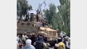 탈레반, 노획한 미군 차량·헬기 타고 승전 퍼레이드 (영상)