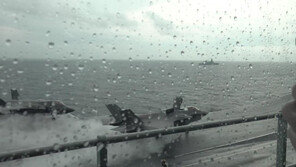 동해서 위용 드러낸 퀸엘리자베스 英항모… 전투기 이착륙 자유자재