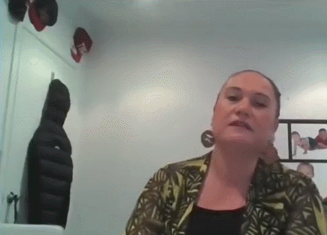 생방송하는 엄마 뒤에서 ‘불쑥’…당근 흔들며 나타난 아들