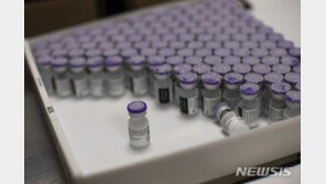 英, 면역 취약층에 백신 추가 접종…“부스터샷은 아냐”