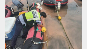 ‘깜짝이야’ 제주 바다 분홍색으로 물들인 이것은?