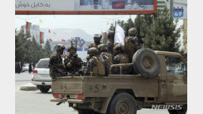 탈레반, 약탈한 미제무기로 퍼레이드…거점지서 세력 과시