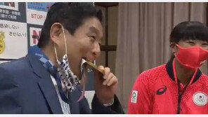 금메달 깨문 日나고야 시장, 백신 2회 맞고도 돌파감염