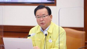 거리두기 한달 연장…식당 밤10시까지, 추석 8명 허용