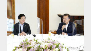 ‘협치’ 나선 文…3일 국회의장단·상임위원장단 靑 초청 오찬