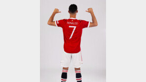 ‘맨유 복귀’ 호날두, 7번 확정… “번호 양보해준 카바니 고맙다”