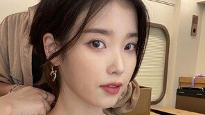 아이유, 설렘 유발 비주얼…꽃미모에 은근 섹시미까지 