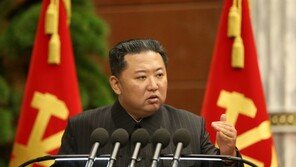 김정은, 정치국 확대회의서 ‘방역강화’ 강조…군사·대외 언급 無