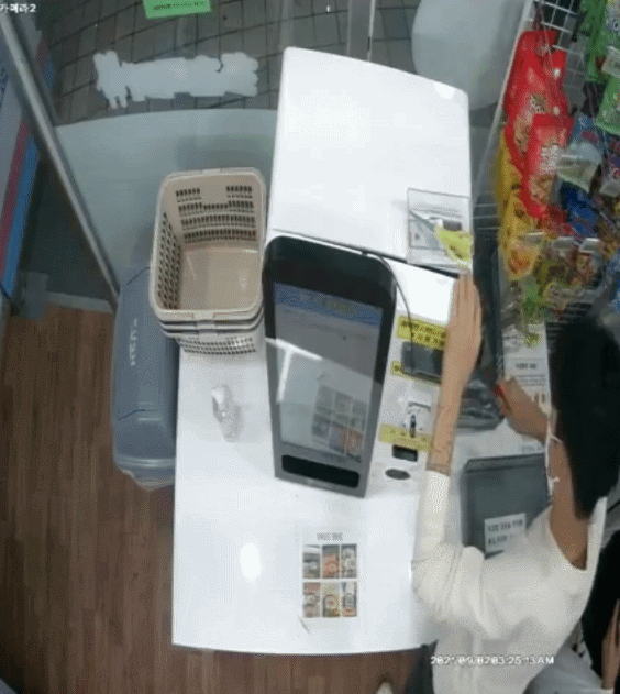 ‘쇠막대기’로 무인가게서 절도…“잡힐 거 알고 훔치는 것 같다” (영상)