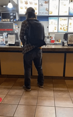 “‘노 마스크’ 안돼요” 지적…계산대에 소변보며 분노 표출한 男