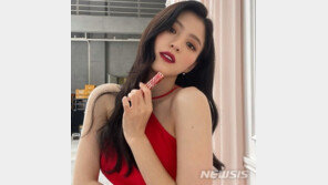 한소희, 레드 립 잘 어울리네…세련미 발산