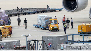 ‘공급차질 논란’ 모더나 백신 90만회분, 인천공항 도착