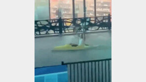 허리케인에 잠긴 뉴욕·뉴저지… 도심 한복판에 카약까지 (영상)