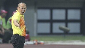 ‘아! 퇴장’ 박항서의 베트남, 사우디에 1-3 역전패