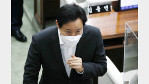 오세훈, 한때 시정질의 중 퇴정…“인신공격성 발언 사과해야”