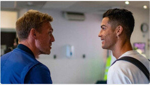 ‘맨유 복귀’ 호날두, 전 동료 플레처 환대 받으며 맨체스터 입성