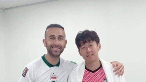 팬들은 손흥민 꽁꽁 묶고 밟았는데…이라크 선수는 환한 ‘인증샷’