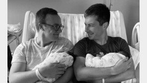 ‘美 첫 커밍아웃 장관’ 부티지지, 두 아이 부모됐다