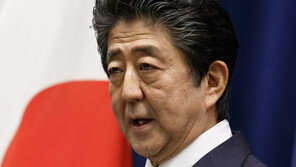 아베, ‘침략 옹호’ 다카이치 전 총무상 지원키로