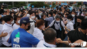 정견 발표는 무관중 진행…경선장 밖은 지지자들 몰려 구호