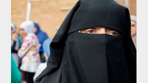 “여대생, 눈 빼고 다 가려라”…여성 대하는 탈레반의 본색