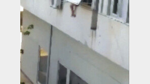 경찰·행인 앞 건물 3층서 투신한 10대 소녀…“성노예 팔릴 뻔”[영상]