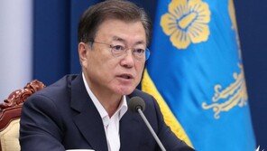 文대통령 “백신접종률 높아지는 대로 인원제한 완화”