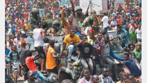 서아프리카 기니서 쿠데타… 장기집권 대통령 억류에 기뻐하는 시민들