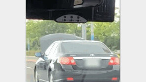 “앞도 안보일텐테”…보닛 열어젖힌 채 70㎞ 질주 차량 ‘아찔’