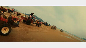 갯벌서 경운기 몰고 질주…서산 ‘머드 맥스’ 인기 폭발