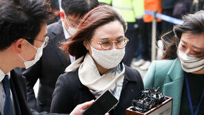 ‘정경심 안대’ 흉내 낸 60대 유튜버, 징역 6개월 구형