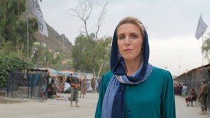“‘여자는 비켜’ 탈레반 위협에도…에너지바로 연명하며 보도”