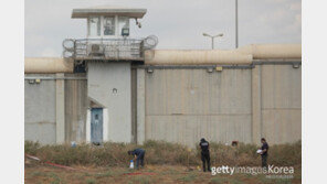 ‘쇼생크 탈출’처럼…숟가락으로 땅굴 파 팔레스타인 6명 탈옥