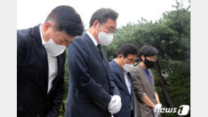 흔들리는 이낙연 ‘호남’에 다 걸었다…스승 DJ 묘역 찾아 필승 각오