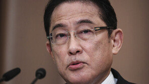 日 차기 총리 후보 기시다 “아베노믹스 낙수효과 없었다”