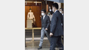 아베, ‘총리 돼도 야스쿠니 참배’ 다카이치에 “총재選 이겨내자”