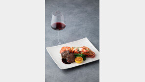 불고기 대신 스테이크에 와인…홈추족이 바꾼 명절 식탁 풍경