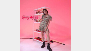 유이, 미니 원피스 입고 늘씬 각선미…8등신 비주얼