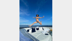 ‘59세’ 데미 무어, 비키니 입고 과감한 점프까지…넘치는 건강미