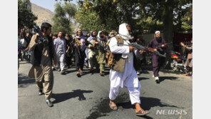 탈레반, 채찍·곤봉으로 시위대 진압…현지 기자-아이들도 마구 떄려