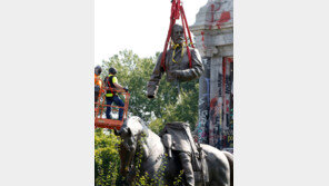 131년만에… 로버트 리 장군 동상 철거