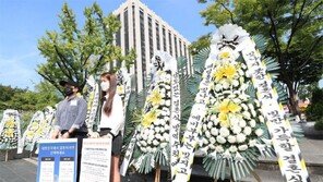 “빚지는 결혼식 될판” 거리로 나온 예비 신랑-신부