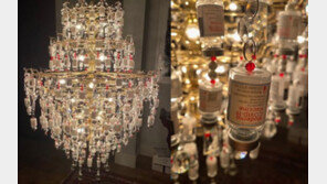 모더나 빈병 400개로 만든 샹들리에…간호사가 직접 제작