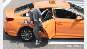 ‘차량도 압수수색’ 택시 타고 출근한 김웅…굳은 표정 사무실로