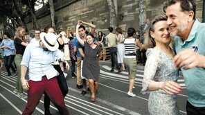 ‘위드 코로나’ 덴마크, 보건-수학-심리학자 모여 단계별 자료 제시