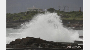 대만, 태풍 ‘찬투’ 비상…항공기·열차 운항 중단