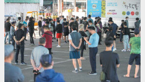 1차 접종률 美日 넘어도 확산세 지속… ‘위드 코로나’ 전환 고심 