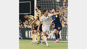 황희찬, 힘찬 시작… 한국선수 첫 EPL 데뷔전 골 나왔다