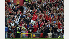 36세 호날두 시계는 거꾸로 흘러… 맨유 복귀전 2골